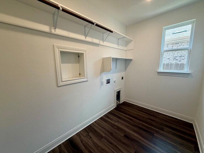 Building Photo - 125 Slenderleaf Dr