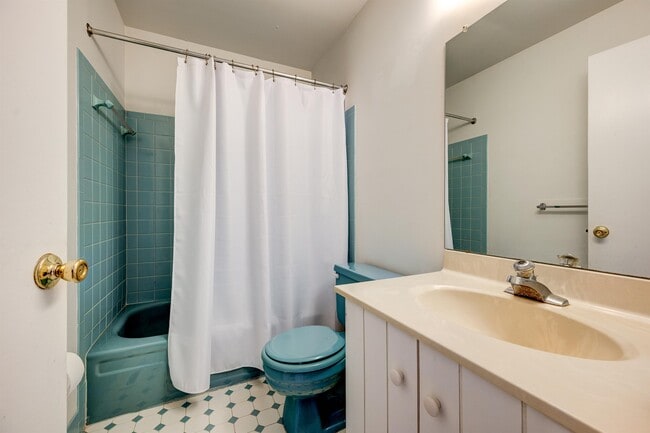 Building Photo - 811 Kings Croft Dr