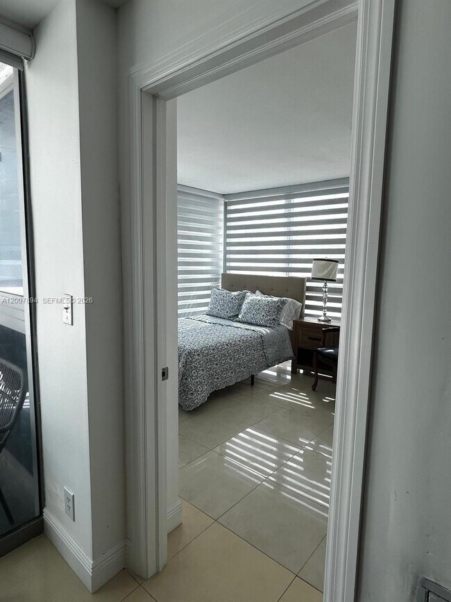 Building Photo - 2655 Collins Ave