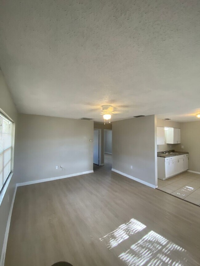 Building Photo - 2 BEDROOM, 1 BATH APARTMENT HOME - PINELLAS PARK