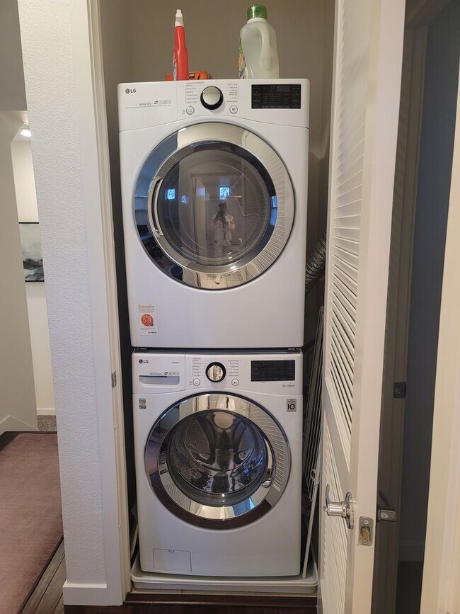 Building Photo - Cozy condo with roof top balcony in Downtown Sacramento