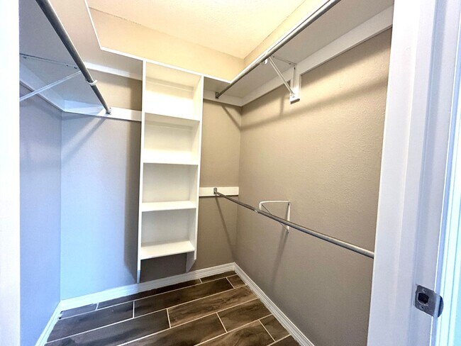 Building Photo - Spacious 3 bed 2 bath Single Family with a Large Fenced Backyard!