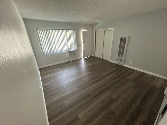 Building Photo - Studio apartment with all utilities paid!