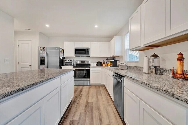 Building Photo - 5 Bedrooms 2.5 Bedrooms