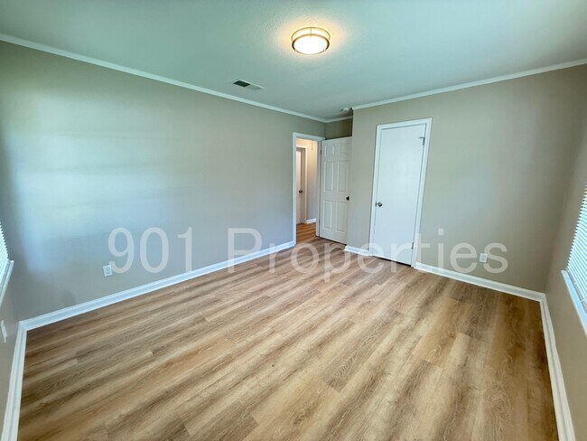 Building Photo - 814 Colonial Rd