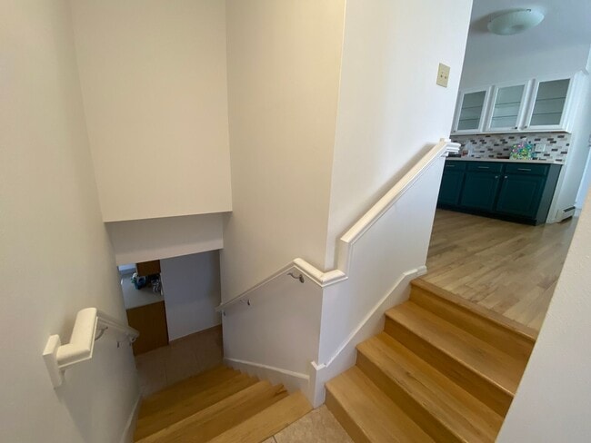 Building Photo - Large 4-Bedroom