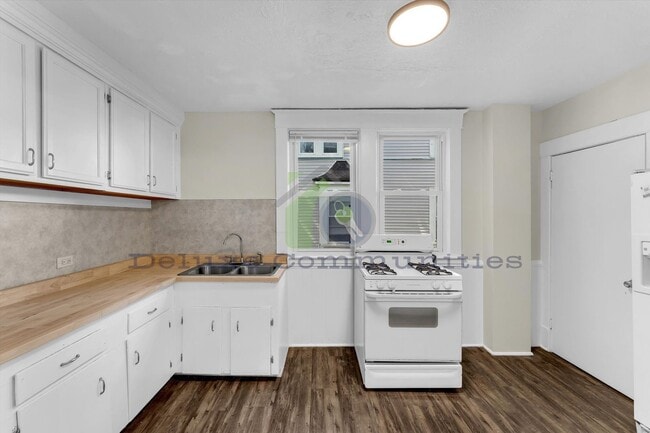 Building Photo - 3 Bedroom Eastown Home!