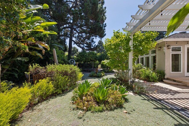 Building Photo - Beautiful Ranch Home with Bonus Room & Detached ADU | Minutes to Downtown
