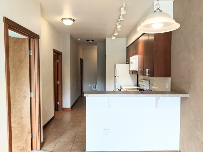 Building Photo - Centrally Located Condo