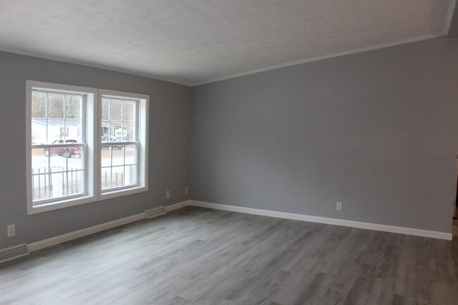 Building Photo - 6 Laura Ln