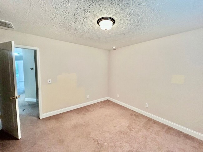 Building Photo - Large 4 Bed, 2.5 bath in Lexington!
