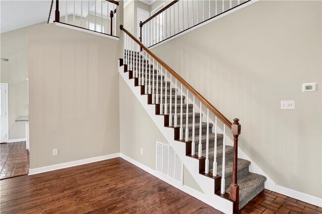 Building Photo - 708 Monarch Dr W