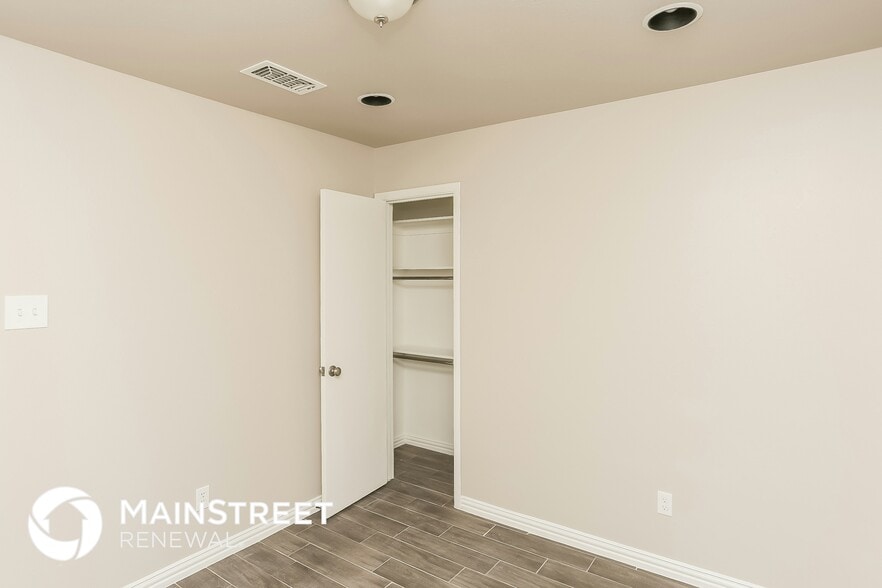 Building Photo - 717 Ponderosa Dr