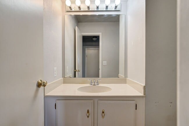 Building Photo - Cozy 2x1.5 Apartment in Oklahoma City loca...