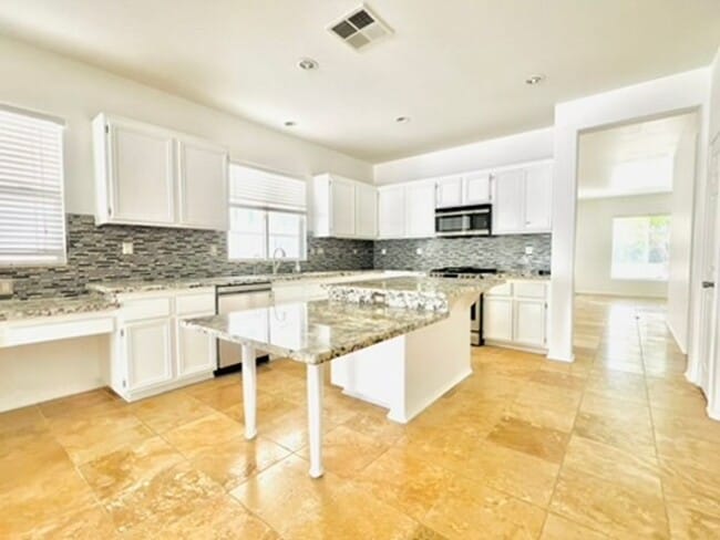 Building Photo - MOVE-IN READY RENTAL – AVAILABLE NOW!