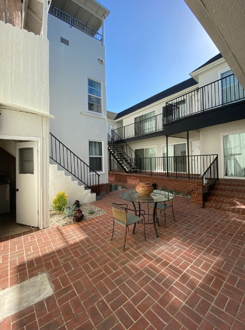 Building Photo - 473-491 S Roxbury Dr