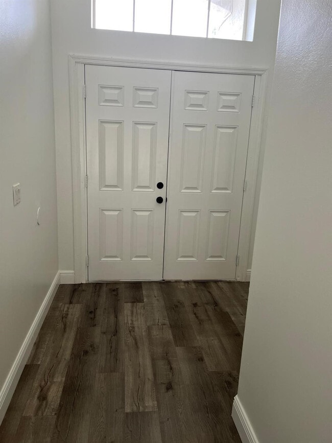 Building Photo - 725 Hawk Ln