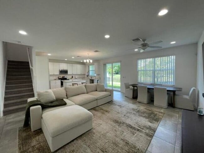 Building Photo - 12885 Trevi Isle