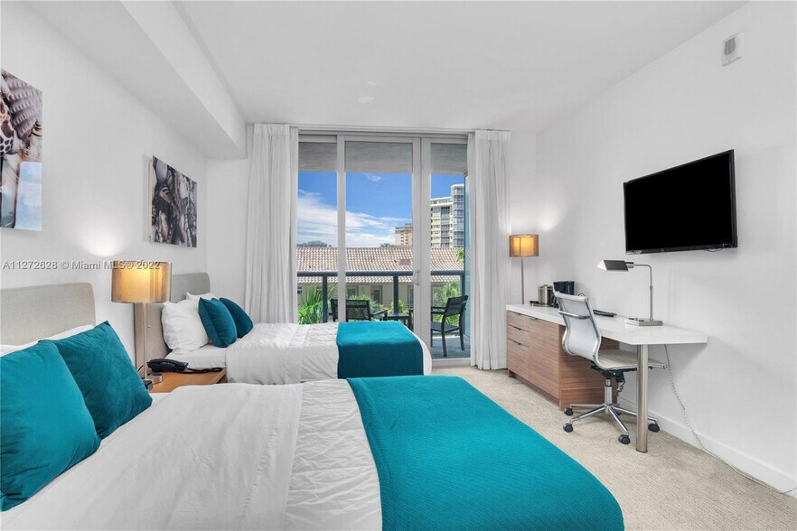 Building Photo - 2602 E Hallandale Beach Blvd