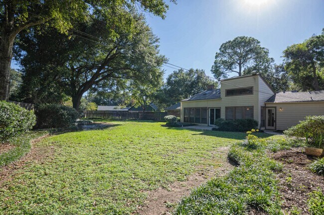 Building Photo - 921 Victoria Dr