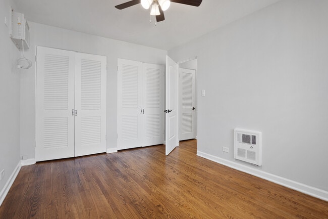 Building Photo - 7638 N Eastlake Terrace