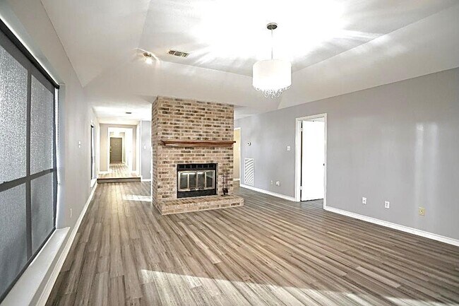 Building Photo - 16 Golf Vw Mnr