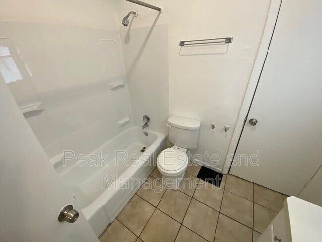 Building Photo - 855 Alexander St SE