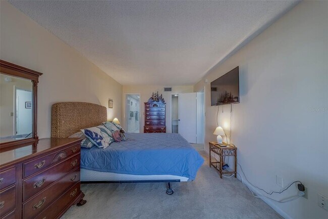 Building Photo - 4575 Cove Cir