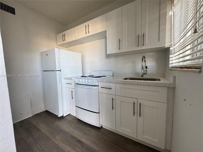 Building Photo - 251 Hibiscus Dr