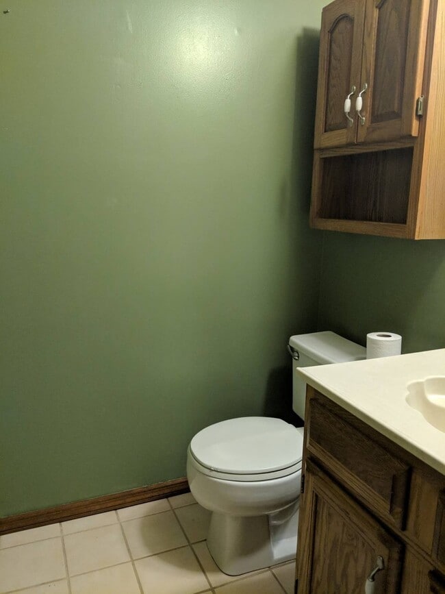 Building Photo - 3-Bedroom Tri-Level Home in Hillcrest