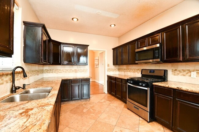 Building Photo - 4306 W Thunderwood Cir