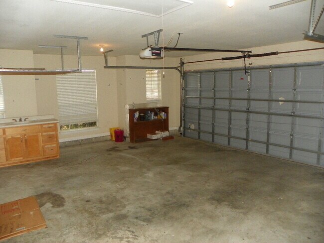 Building Photo - Spacious Pace Home with Office, Fireplace ...
