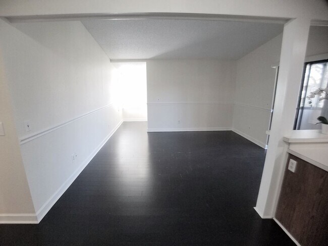 Building Photo - Beautiful 1/1 wood floor condo for rent in...