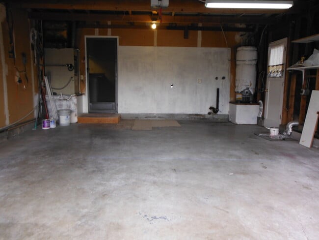 Building Photo - Spacious 3 Bedroom House Available Now
