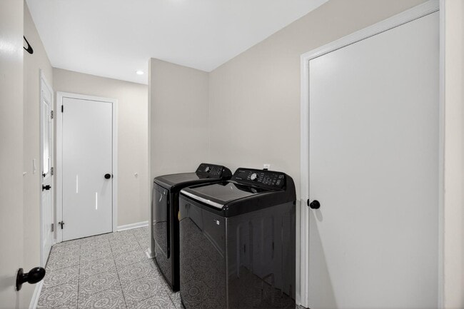 Building Photo - 8081 Kittery Ave