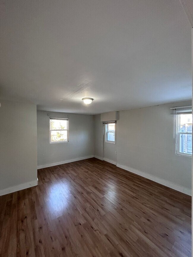 Building Photo - Available Now! | 2 Bed/ 1 Bath | Church Hill North
