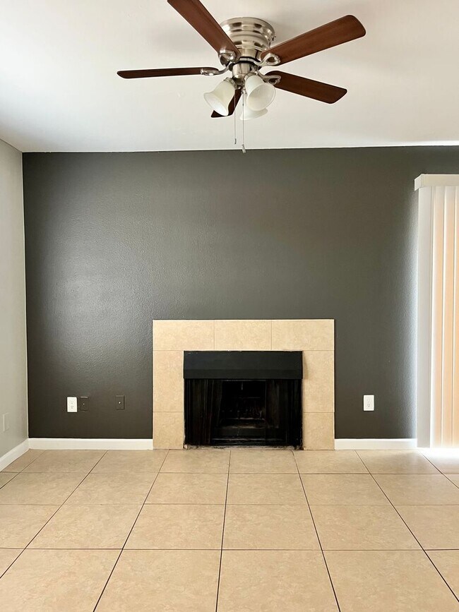 Building Photo - 3bd 2ba Townhouse - Recently Remodel!