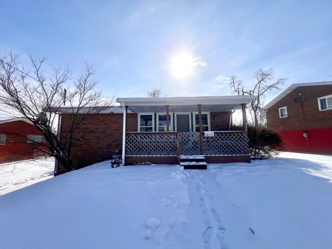 Primary Photo - Monroeville - 3 Bedroom 2 Bathroom - Pet F...