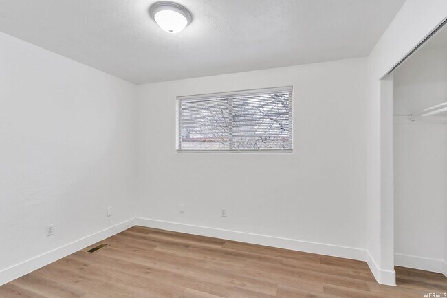 Building Photo - Ground Level 3 Bed 1 bath apartment!