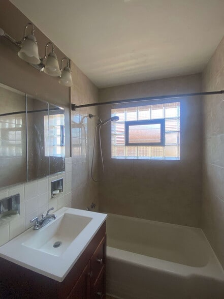 Building Photo - 5757 N Elston Ave