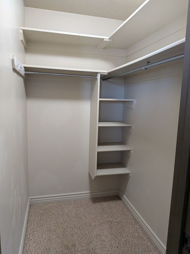 Building Photo - 3 bed 1.5 bath IMMACULATE END-UNIT Townhome in the Meadows
