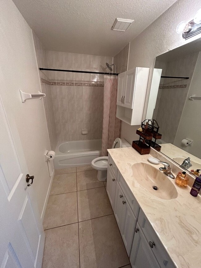 Building Photo - Triplex unit for rent-Fully furnished