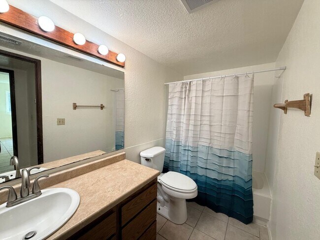 Building Photo - 2 Bedroom 2 Bathroom Sits Right on the Sho...