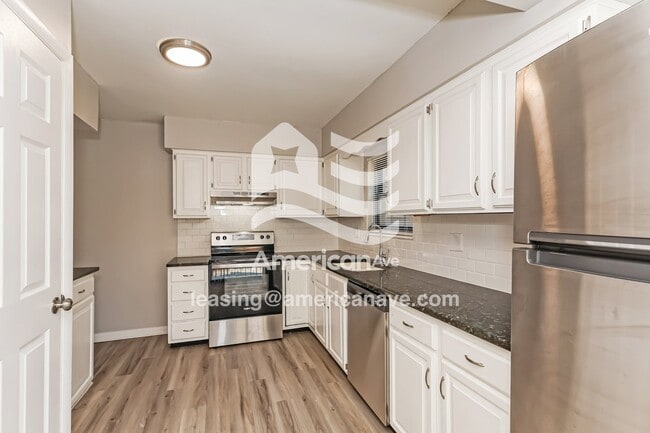 Building Photo - 297 E Melford Ave