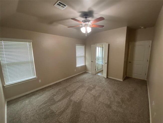 Building Photo - 2217 Crooked Oak Dr