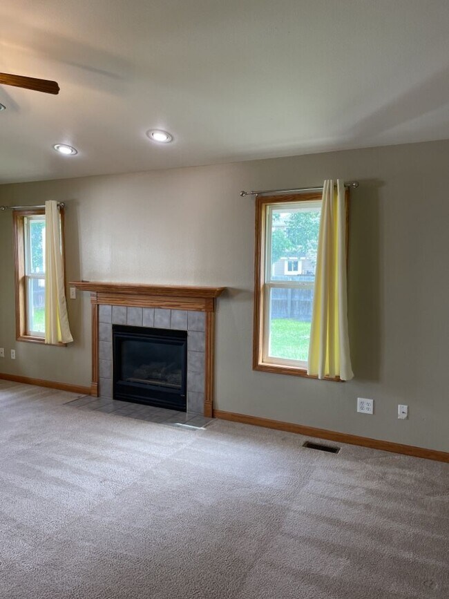Building Photo - 4 Bed 2.5 Bath Home in Windsor