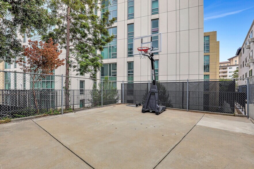 Building Photo - 10982 Roebling Ave