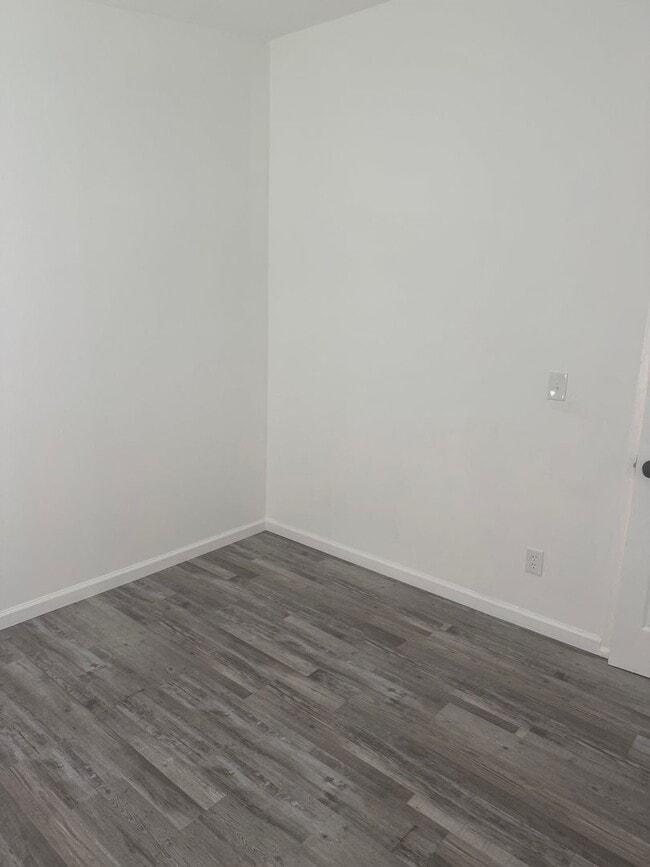 Building Photo - Recently Renovated 3 Bedroom in Atlantic C...