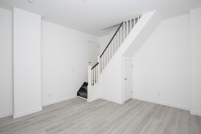 Building Photo - 24 MacDougal St