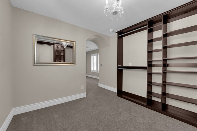 Building Photo - Beautiful Two bedroom 2 1/2 bath